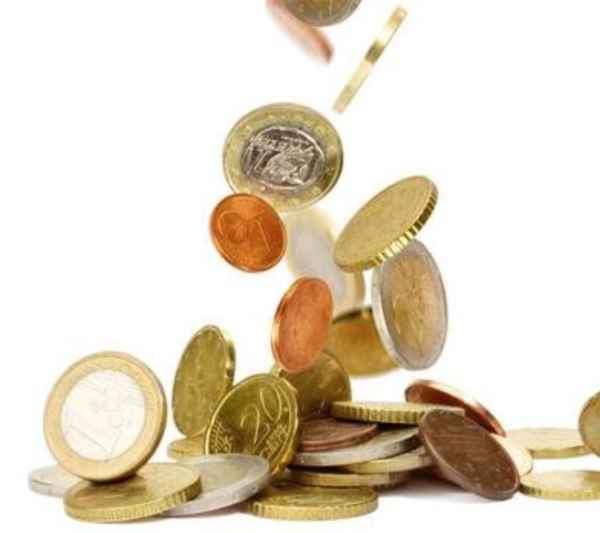 des pièces de monnaie qui tombent